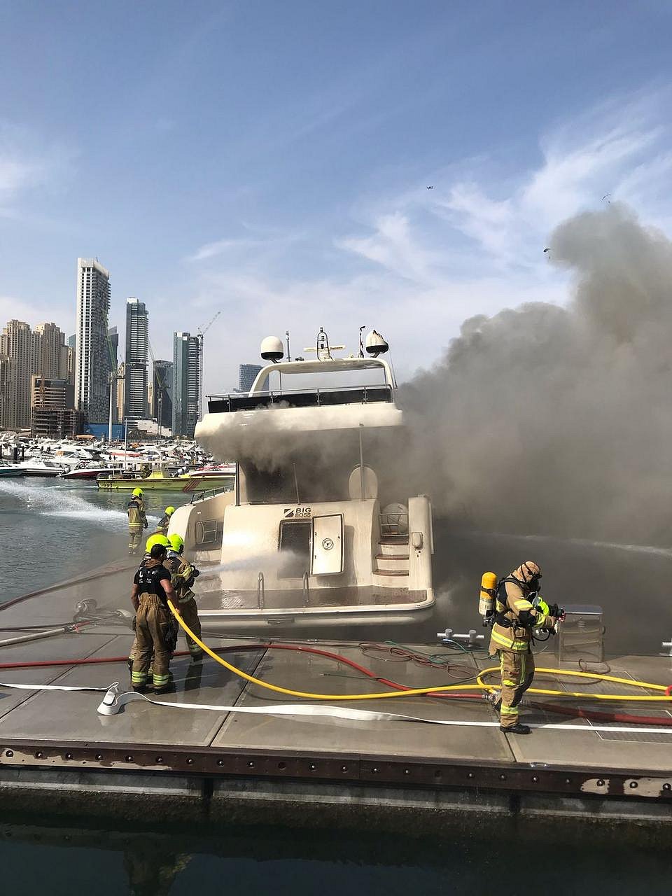 【标题】迪拜港口游艇火灾得到控制

【正文】
迪拜港口发生的一起游艇火灾已得到有效控制。目前，火势已被扑灭，现场情况已稳定。相关部门正在对火灾原因进行调查，并将及时公布调查结果。

【图片】
![迪拜港口火灾现场](https://example.com/dubai_harbour_fire.jpg)

【视频】

  
  您的浏览器不支持视频标签。


【更新】
截至[[今天日期]]，迪拜港口游艇火灾已得到完全控制，未造成人员伤亡。火灾原因初步判定为电气故障，具体调查仍在进行中。