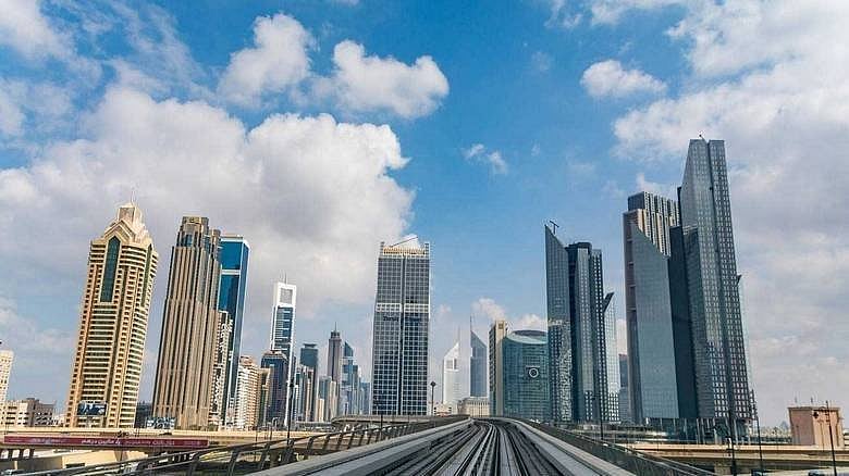 UAE 明天天气预报：晴转多云；白天有扬沙天气