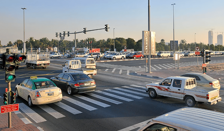 沙迦：现在，通过多个绿灯“无需停车”行驶，因为智能信号已启动