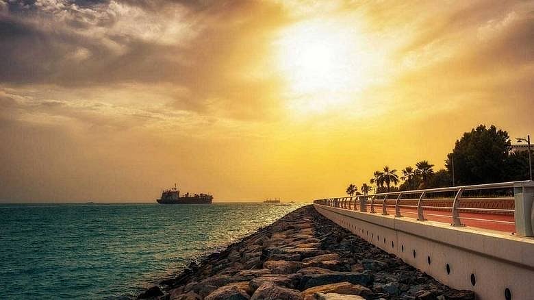 UAE天气明天：白天晴到局部多云；夜间湿度