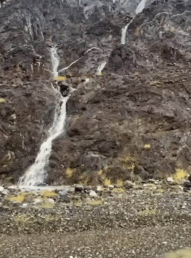 请查看：降雨引发阿联酋山区瀑布，部分地区遭遇暴雨