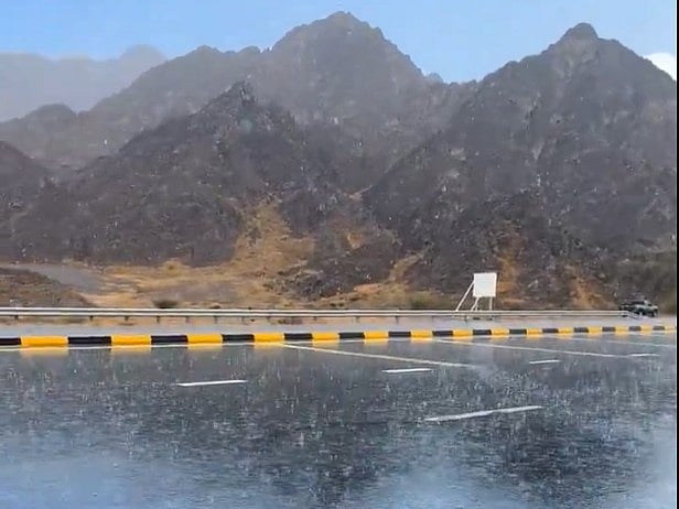 请查看以下内容：

HTML内容：
“`html

    Watch: Rain hits 3 emirates, causing waterfalls during Eid Al Adha

“`

翻译内容：
“`html

    观看：斋月节期间，3个酋长国突降暴雨，引发瀑布

“`