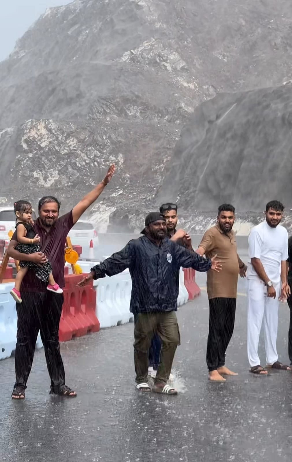 UAE：缺雨的印度侨民在沙漠中追寻“怀旧”的雨