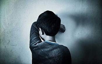 迪拜：10岁儿童通过智能应用举报虐待父亲，警方采取行动