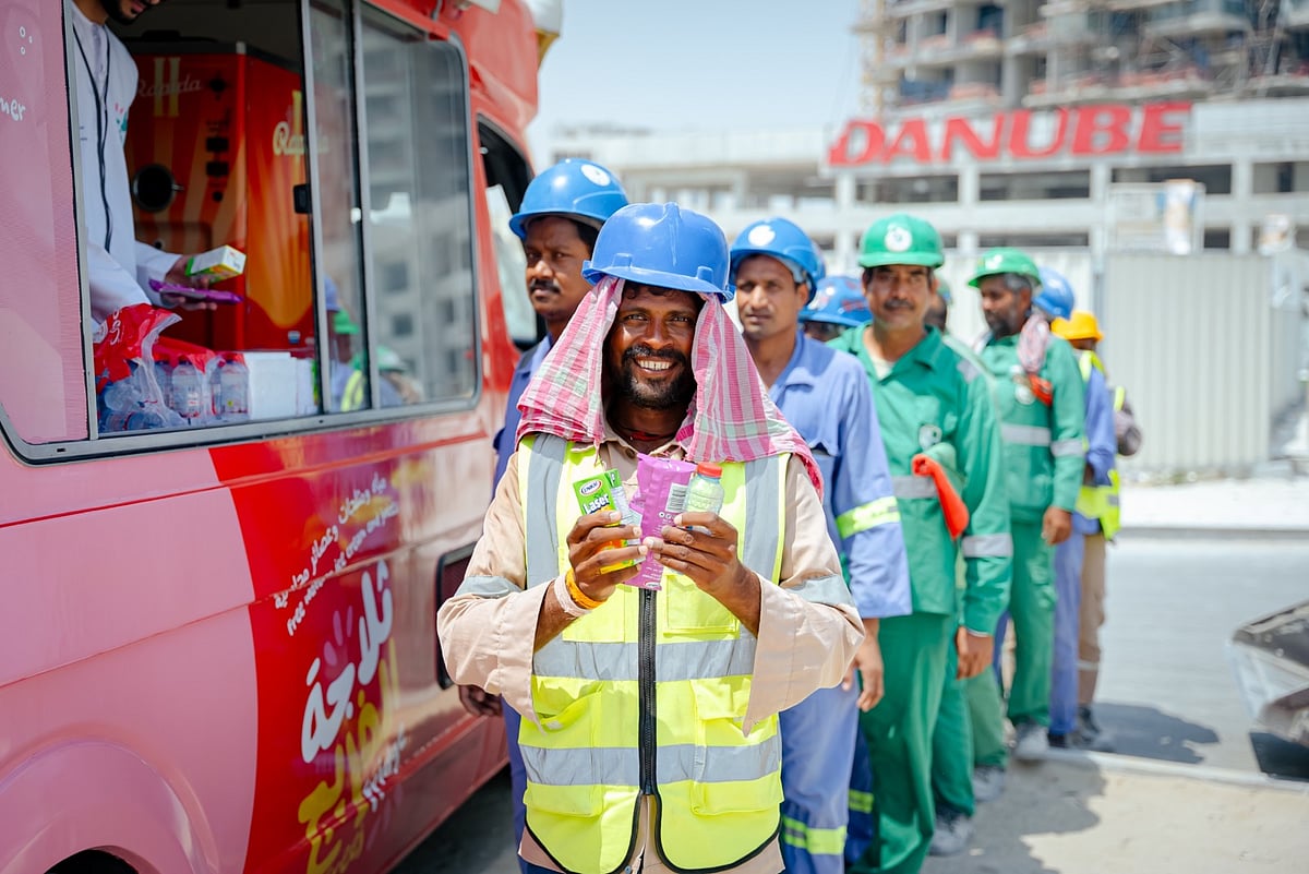 UAE夏日：如何志愿分发冷饮和冰冻小吃给工人