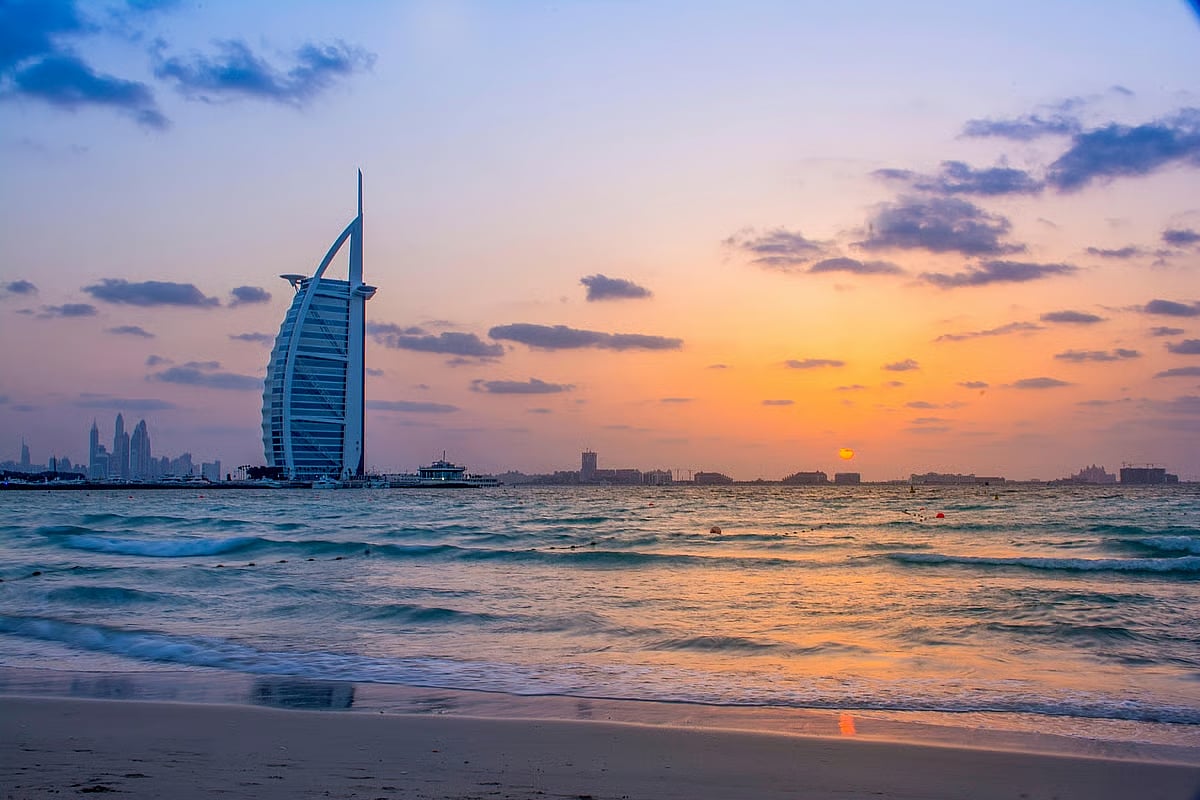 UAE明天天气预报：气温略有下降；预计天气晴朗，局部多云。